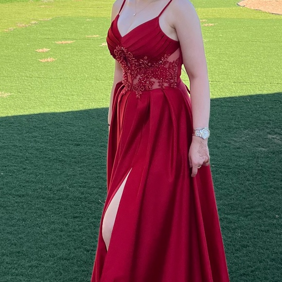 Dresses worn only once. - Picture 3 of 4